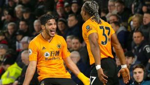 Raúl Jiménez festeja un gol con los Wolves