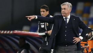 Carlo Ancelotti da indicaciones a los jugadores del Napoli