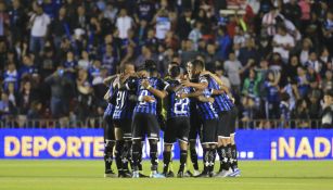 Jugadores del Querétaro previo al partido ante Necaxa