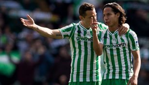 Andrés Guardado charla con Diego Lainez