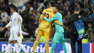 Thibaut Courtois y Keylor Navas se dan un abrazo