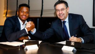 Ansu Fati y Josep María Bartomeu en la firma de contrato