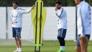 Nicolás Tagliafico y Lionel Messi en práctica con Argentina