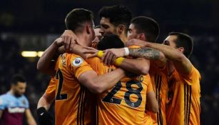 Jugadores de Wolves festejan un gol vs West Ham