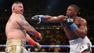 Ruiz recibe el impacto de Joshua en la primera pelea 