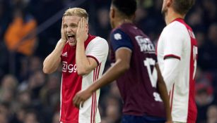 Van de Beek lamentando una falla con Ajax