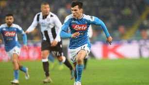 Hirving Lozano en un partido del Napoli