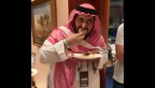 El Principe Khalid disfruta de un taco de barbacoa