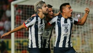 Jugadores de Rayados festejan un gol al Necaxa