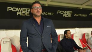 Antonio Mohamed antes del partido ante el Necaxa