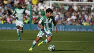 Diego Lainez, en acción con el Betis