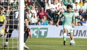 Diego Lainez con el balón en un partido del Real Betis