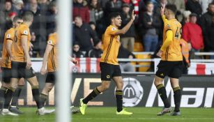 Raúl Jiménez celebrando una anotación con Wolverhampton