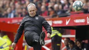 Javier Aguirre patea un balón en partido del Leganés