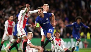 Azpilicueta festeja un gol con el Chelsea vs Ajax