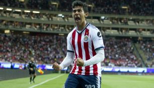 Macías festeja una diana con Chivas