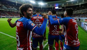 Jugadores de Chivas festejan un gol