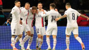 Jugadores del PSG celebran una anotación en Champions