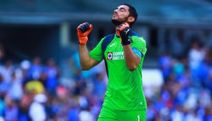 Jesús Corona celebra un gol con Cruz Azul