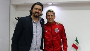 Amaury Vergara y Chicote posan para una foto