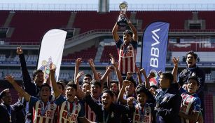 Jugadores de Chivas Sub 17 levantan el trofeo del Apertura 2019