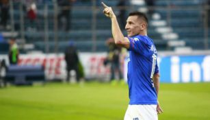 Christian Giménez señala con alegría a la afición de Cruz Azul