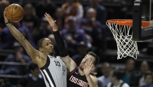 DeMar DeRozan intenta clavar el balón sobre Frank Kaminsky