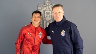 Uriel Antuna posa junto a Ricardo Peláez 