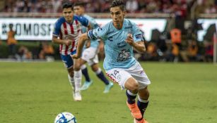 Erick Aguirre durante un duelo con Pachuca ante Chivas 