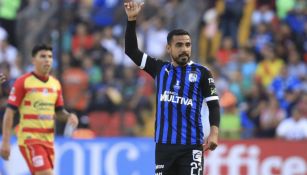 Alonso Escoboza celebrando una anotación con Gallos Blancos