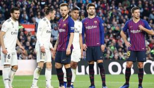 Jugadores del Real Madrid y Barcelona en un Clásico Español