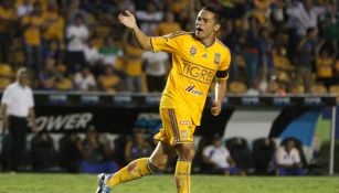 Juninho festeja un gol con Tigres