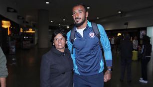 Guillermo Allison se toma foto con una aficionada