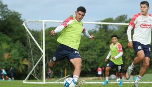 Víctor Guzmán y Chapo Sánchez durante la práctica de Chivas