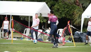 Peláez en pleno tenis balón con el plantel de Chivas 