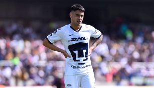 Felipe Mora, pensativo en un juego de Pumas en CU