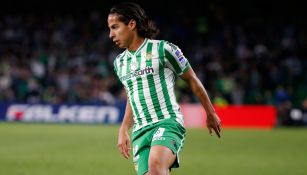 Diego Lainez en un duelo con el Betis 