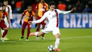 Edison Cavani tirando un penal con el PSG