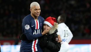 Kylian Mbappé abraza a un pequeño fan