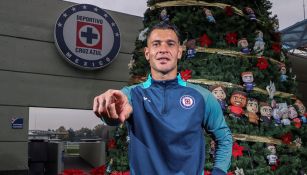 Milton Caraglio posa junto a un árbol de navidad