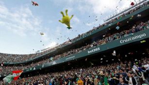 Aficionados del Betis con peluches