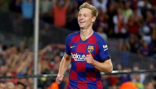 Frenkie de Jong durante un duelo con el Barcelona