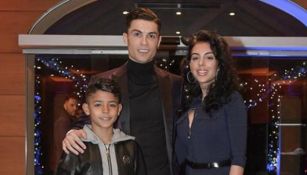 Cristiano Ronaldo y Georgina Rodríguez, con su hijo mayor, en un evento