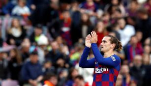 Griezmann aplaude a la afición en el Camp Nou 