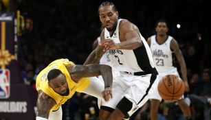 Kawhi Leonard le roba el balón a LeBron James