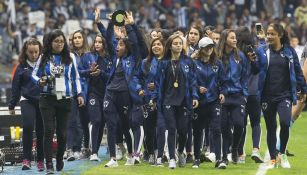 Jugadoras de Rayadas en la cancha del BBVA 