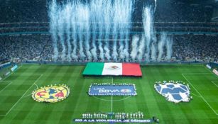 Escudos de América y Rayados en la cancha del BBVA Bancomer