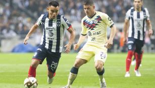 Carlos Rodríguez pelea un balón en la Final de Ida 