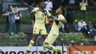 Renato Ibarra y Roger Martínez celebran un gol del América