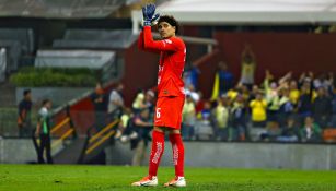 Memo Ochoa en la cancha del Estadio Azteca